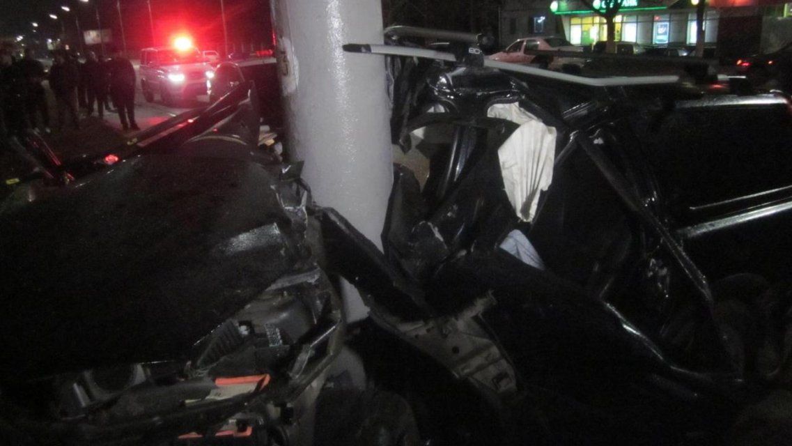 В Орле два человека разбились насмерть, врезавшись на машине в столб