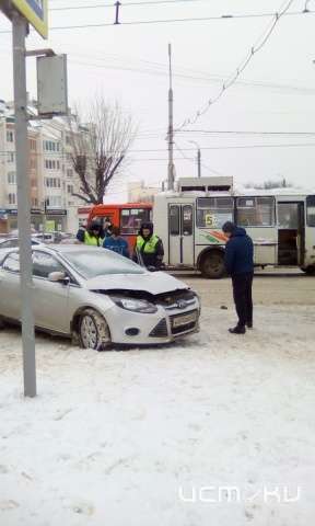 Тройное ДТП в Орле произошло по вине водителя маршрутки Тройное ДТП в Орле произошло по вине водителя маршрутки