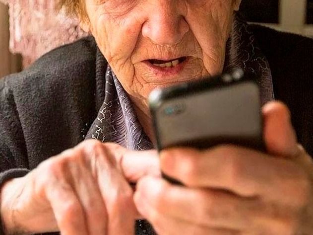 Орловчанка воспользовалась доверчивостью пенсионерки, оформлявшей покупку мобильного телефона в кредит