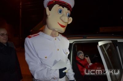 В Орле сотрудники ГИБДД вместе с Дядей Степой проводят профилактические рейды В Орле сотрудники ГИБДД вместе с Дядей Степой проводят профилактические рейды