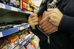 Во Мценске двое парней ограбили магазин