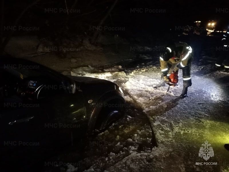 Под Орлом внедорожник с людьми едва не утонул в реке
