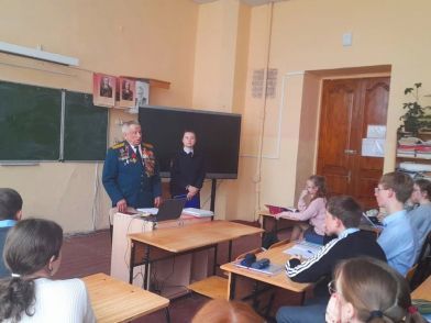 В Болховском районе полицейские и ветеран МВД провели беседу со школьниками
