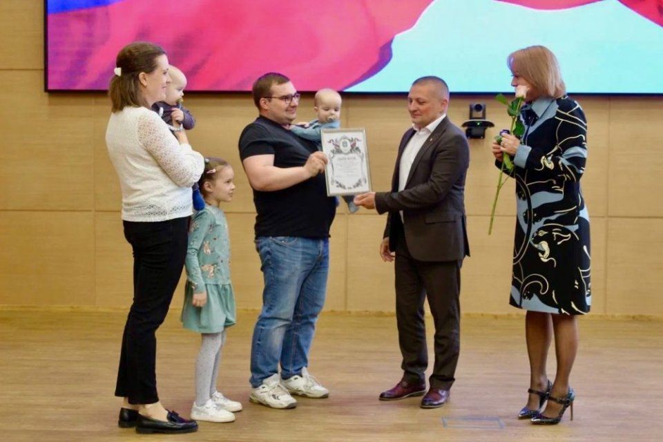 В Международный день семьи вновь образованным орловским многодетным семьям вручили памятные медали и дипломы
