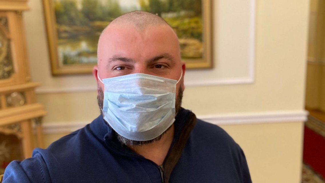 Советник Клычкова побрился налысо в ответ на просьбы орловчан открыть парикмахерские
