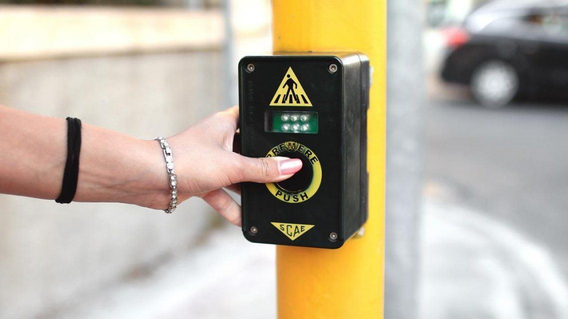 В Орле начал работать еще один светофор с кнопкой вызова для пешеходов