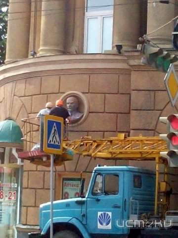 В Орле Ленину вернули бороду В Орле Ленину вернули бороду