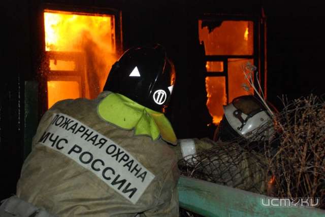 В Лужках полыхает жилой дом В Лужках полыхает жилой дом