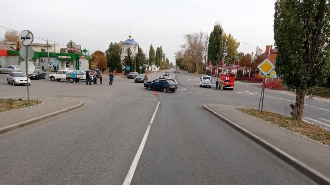 В Ливнах женщина за рулем «Форда» устроила ДТП на перекрестке 