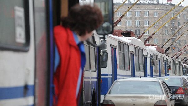 Часовая пробка троллейбусов из-за банальной аварии Часовая пробка троллейбусов из-за банальной аварии