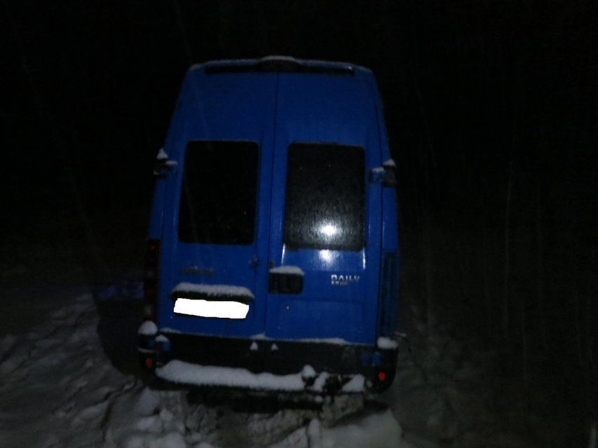 В снегопад с орловской трассы в кювет угодил автобус