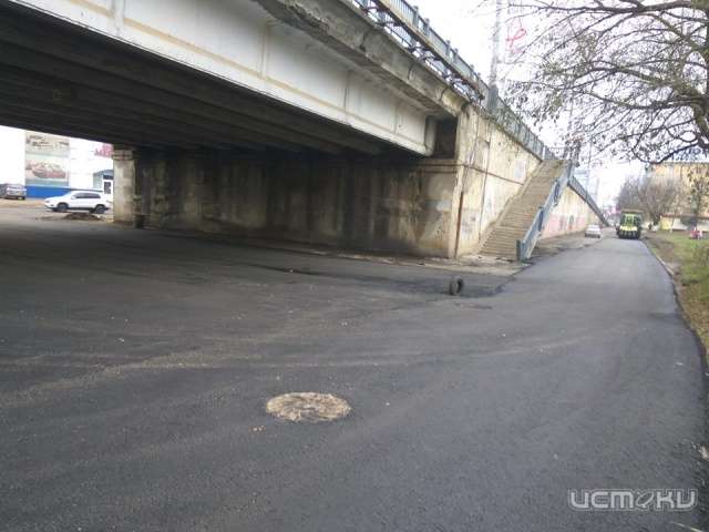 Под Герценским мостом положили новый асфальт Под Герценским мостом положили новый асфальт