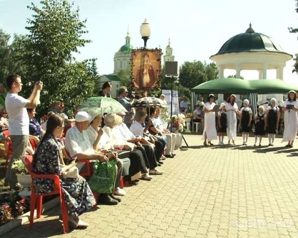 Накануне на Аллее Любви у Александровского моста орловчане отметили День семьи любви и верности Накануне на Аллее Любви у Александровского моста орловчане отметили День семьи любви и верности