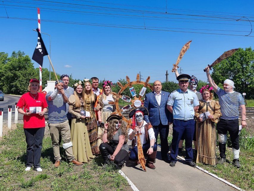 Орловские активисты железнодорожники и сотрудники ГИБДД выступили в маскарадных костюмах прямо на улице