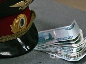 Полицейский в борьбе с коррупцией выманивал деньги Полицейский в борьбе с коррупцией выманивал деньги