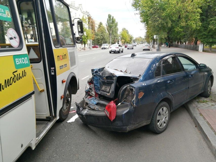 В Железнодорожном районе Орла не разъехались пассажирский автобус и иномарка