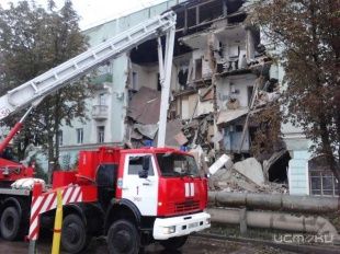 Произошло то, чего боялись жильцы... Часть стены в 68-м доме на Набережной Дубровинского всё же рухнула Произошло то, чего боялись жильцы... Часть стены в 68-м доме на Набережной Дубровинского всё же рухнула