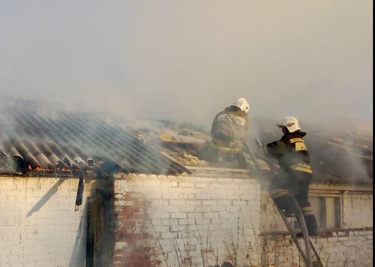 Из-за замыкания в Орле едва не сгорел двухэтажный дом