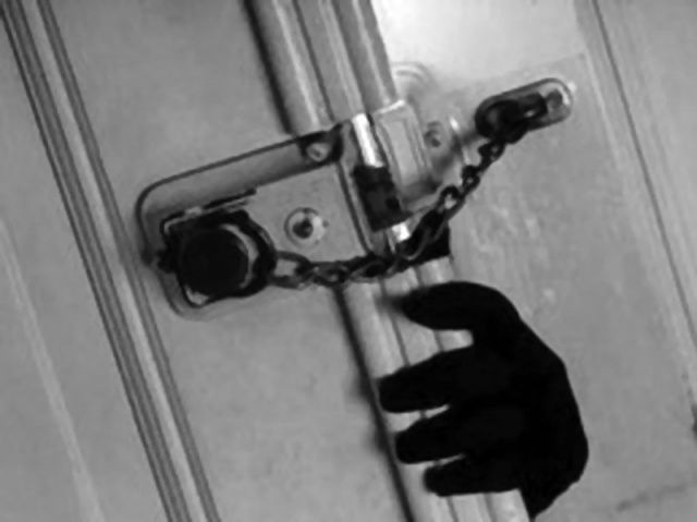 Орловчанин похитил кошелек с деньгами из квартиры пенсионерки Орловчанин похитил кошелек с деньгами из квартиры пенсионерки