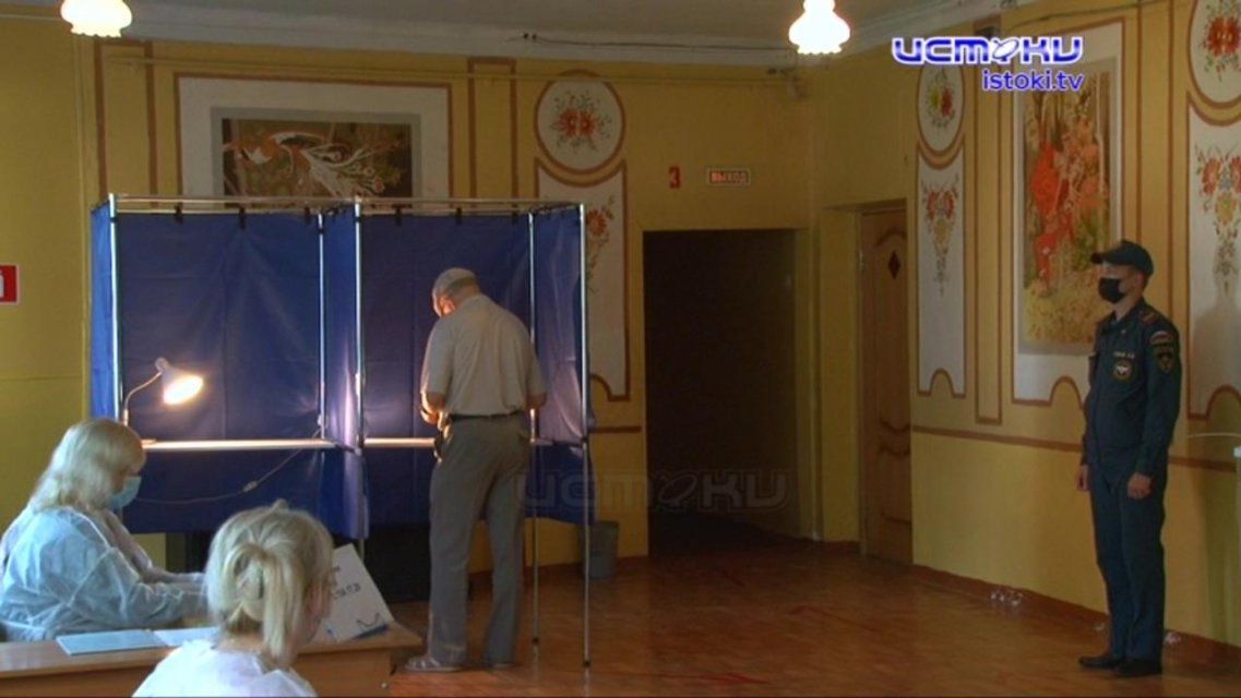 Чаепитие для конспирации: что творится на избирательных участках в Орле за закрытыми дверями
