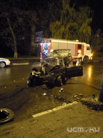 Ночью в Орле водитель "четырнадцатой" врезался в столб Ночью в Орле водитель "четырнадцатой" врезался в столб