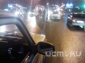 В Орле не разъехались три автомобиля В Орле не разъехались три автомобиля
