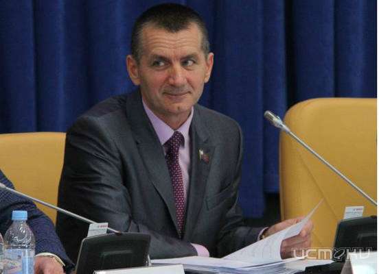 Михаил Вдовин гордится своими большими помидорами Михаил Вдовин гордится своими большими помидорами