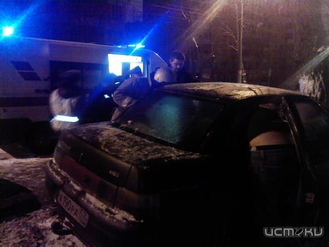 В Орле дорогу не поделили автомобиль ВАЗ и дерево В Орле дорогу не поделили автомобиль ВАЗ и дерево