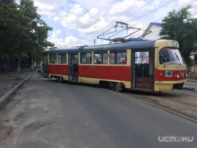 В Орле трамвай сошел с рельсов В Орле трамвай сошел с рельсов