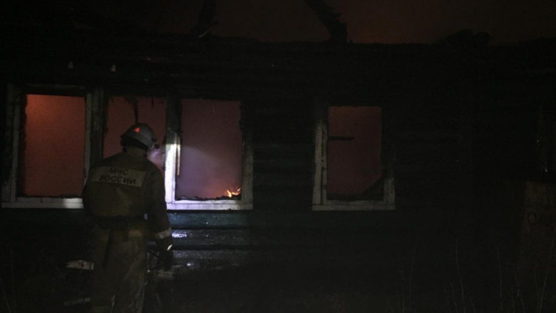 Около полуночи на пепелище сгоревшего дома нашли тело жителя Орловщины