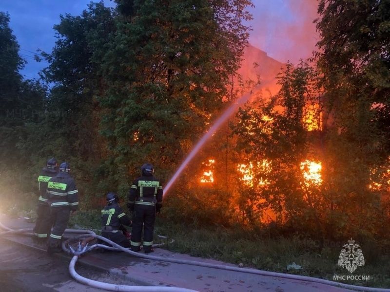 В Орле ранним утром горел расселённый дом на улице Цветаева
