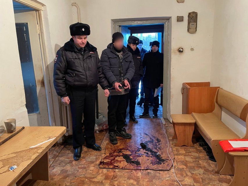 Амчанин зарезал приятеля и оставил его в запертом доме