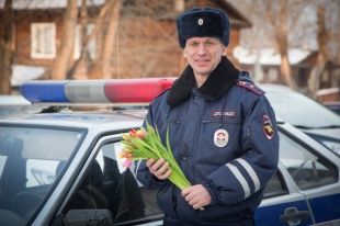 Орловские полицейские начали поздравлять женщин с 8 марта
