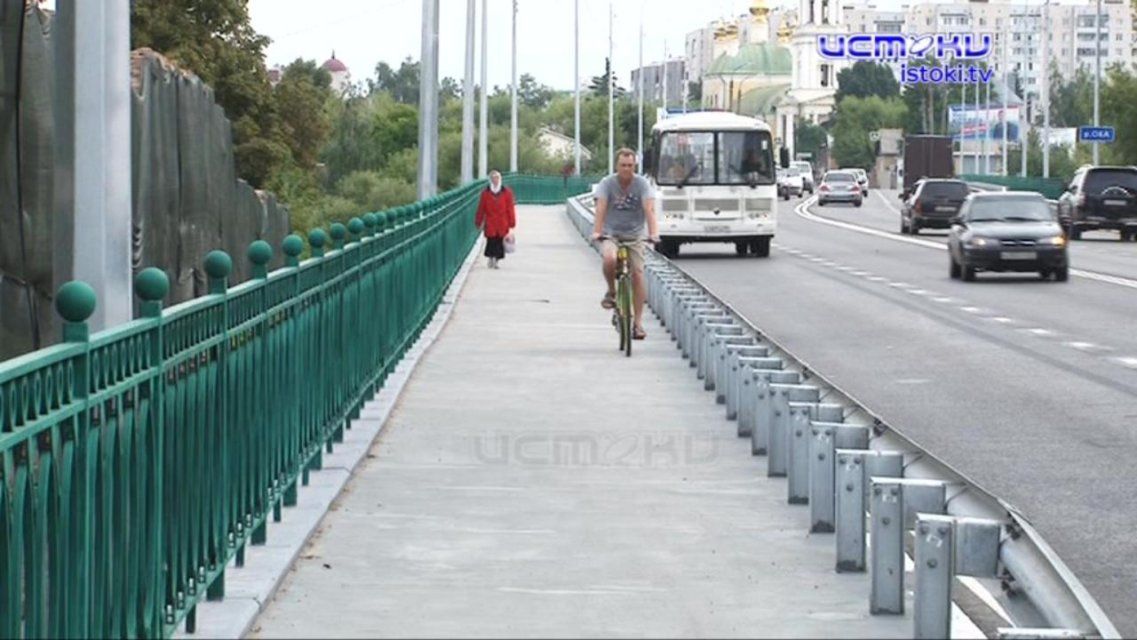 Мост Дружбы похож на магистральный: плоские тротуары критикуют, но у орловских чиновников свои доводы