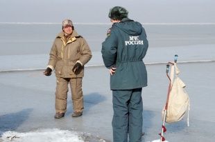 Орловские спасатели отговаривают рыбаков от выхода на лед