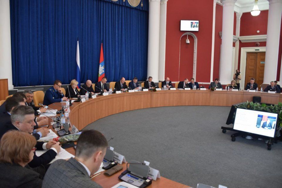 Орловские парламентарии собрались на очередную сессию. Глава региона и глава города не удостоили своим визитом заседание депутатов