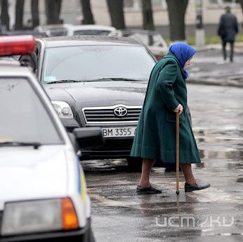 Двое пожилых людей попали под колеса автомобилей, один из них - насмерть Двое пожилых людей попали под колеса автомобилей, один из них - насмерть