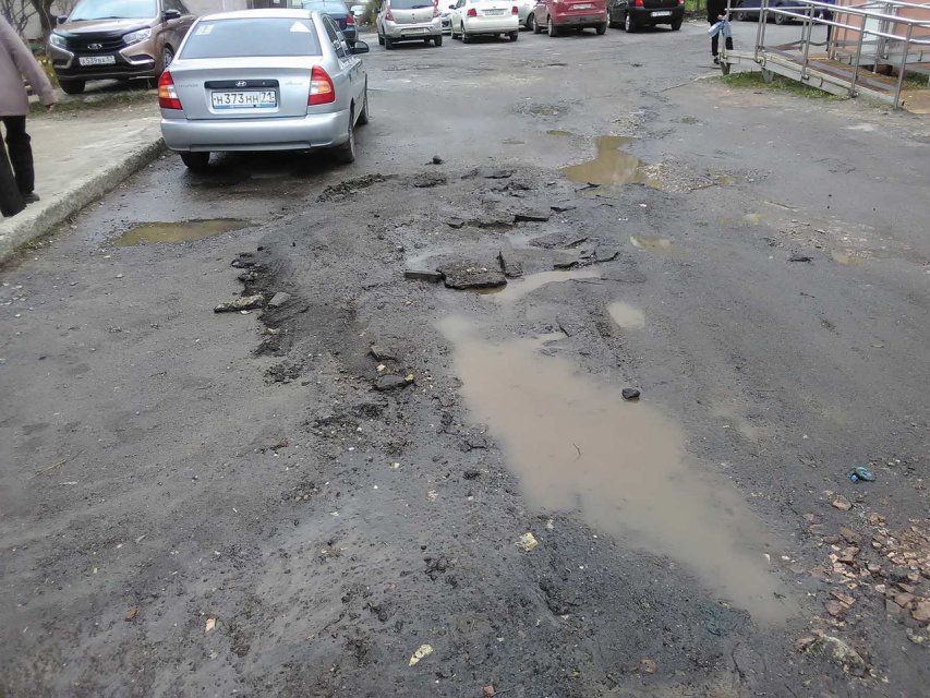 «Дороги как после бомбежки»: именно так жители 2-й Курской описывают дороги на своей улице