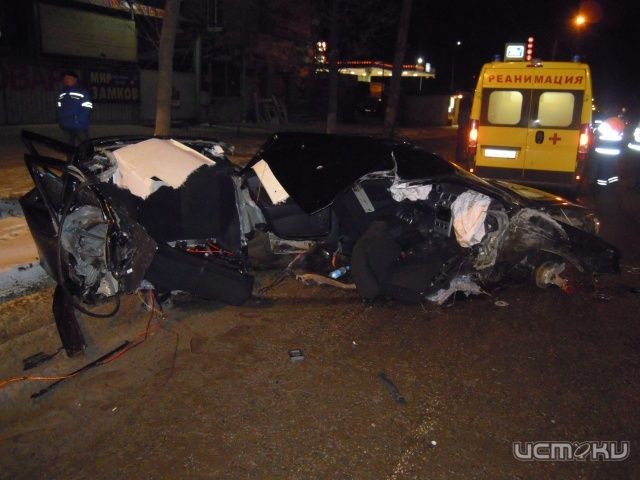 В Орле пассажир легковушки пострадал из-за столкновения авто со столбом В Орле пассажир легковушки пострадал из-за столкновения авто со столбом