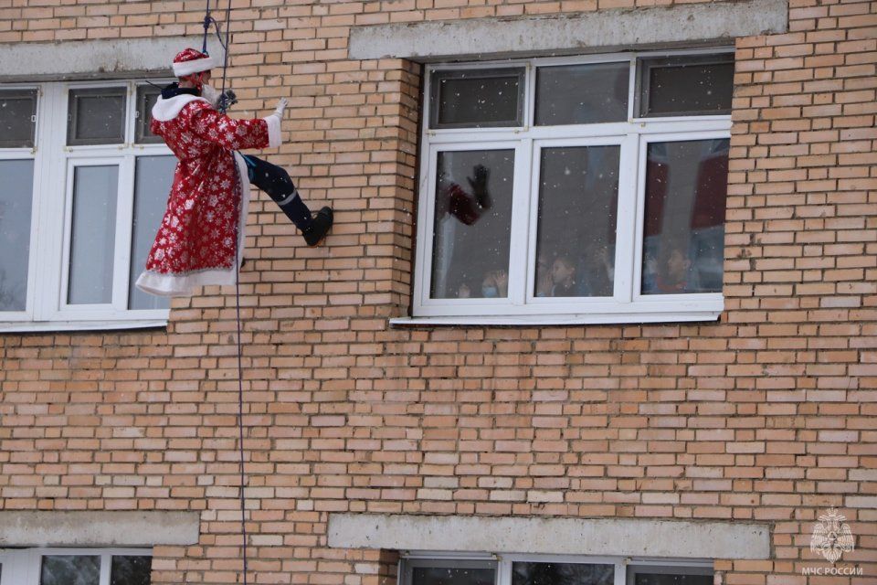 В Орле новогодний десант из Дедов Морозов поздравил маленьких пациентов детской областной больницы