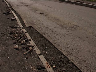 Дорогу в Половец не осилит и пловец. История о том, как в Лужках сделали новый асфальт Дорогу в Половец не осилит и пловец. История о том, как в Лужках сделали новый асфальт