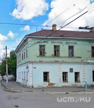 В Орле начали заколачивать двери и окна в аварийных домах В Орле начали заколачивать двери и окна в аварийных домах