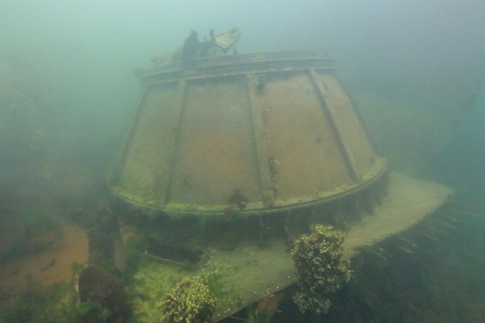 Орловские дайверы обнаружили на дне Баренцева моря часть затонувшего корабля
