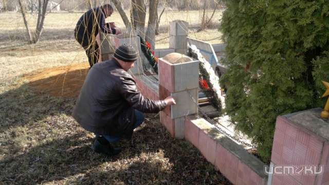 Сотрудники пожарных частей благоустраивают места захоронений бойцов Красной армии Сотрудники пожарных частей благоустраивают места захоронений бойцов Красной армии