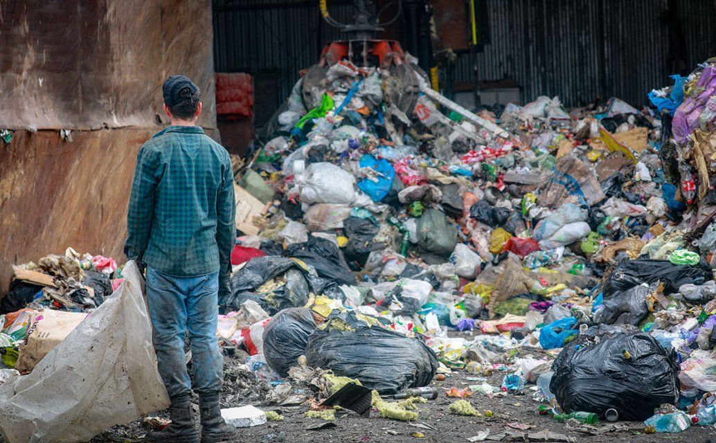 В отношении УК «Домком» СК проводит проверку из-за скопившегося мусора у многоэтажки в Заводском районе Орла