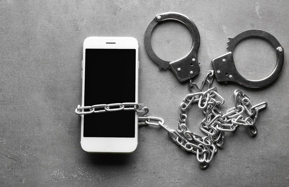 В Свердловском районе женщина пришла в гости к приятелю и украла у него мобильный телефон