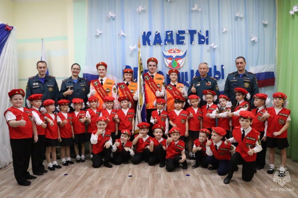Малышам надели красные береты. Воспитанники болховского детского сада стали кадетами-спасателями