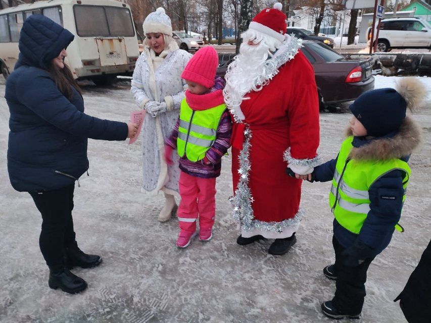Полицейский Дед Мороз вышел в рейд с сотрудниками ОГИБДД