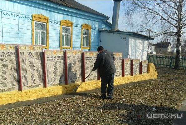 Сотрудники МЧС приводят в порядок воинские захоронения Сотрудники МЧС приводят в порядок воинские захоронения