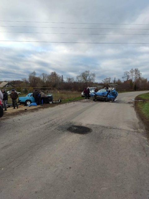 Лобовое столкновение двух легковушек произошло в Покровском районе